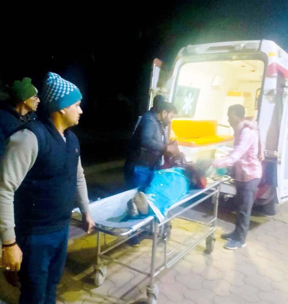 श्रद्धालुओं से भरी कार एवं डम्फर वाहन में टक्कर, खाई में गिरी कार