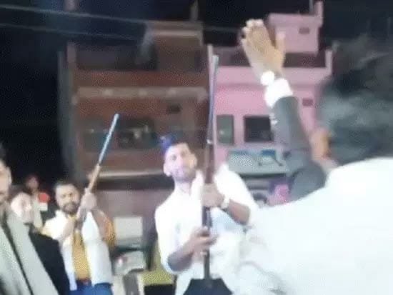 बारात में तीन युवकों ने सडक़ पर अंधाधुंध फायरिंग की