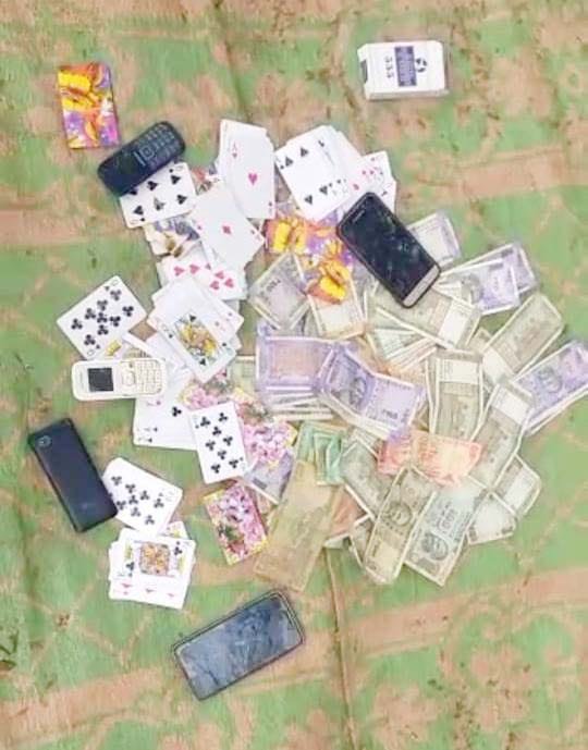 जुआं के खेल में दाव खेल रही पुलिस