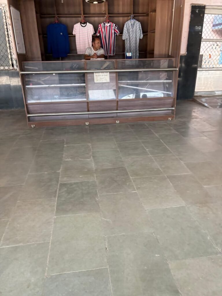 यात्रियों के लिए खुला एक स्टेशन एक उत्पाद का काउंटर