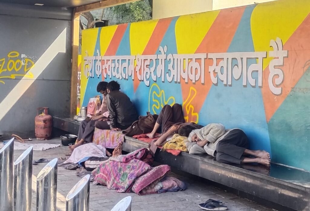 आदर्श मार्ग के फुटपाथ पर खानाबदोशों का कब्जा