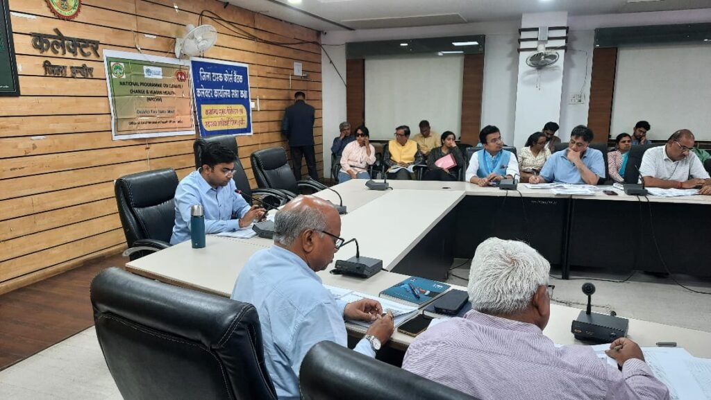 वरिष्ठजनों के आयुष्मान कार्ड बनाने के कार्य में लायें प्रगति