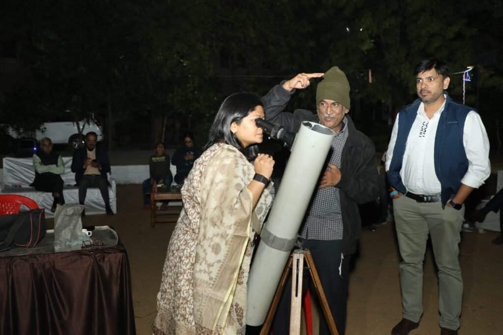 सुप्रसिद्ध खगोलशास्त्री प्रो. नटराजन ने टेलीस्कोप से दिखाए सौर मंडल के अद्भुत नजारे