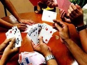 11 जुआरियों को लेकर थाने पहुंची पुलिस; दो सिपाही भी शामिल, एसपी ने किया सस्पेंड