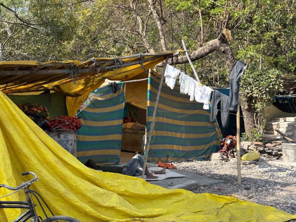 सड़क किनारे बैठ बनाई जिलों में अपनी पहचान