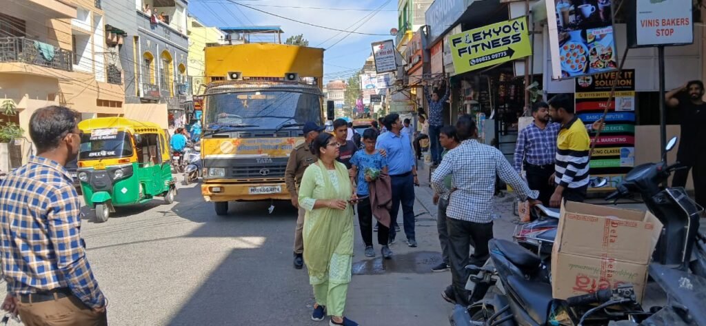 फुटपाथ के अतिक्रमण व टीन शेड हटाए