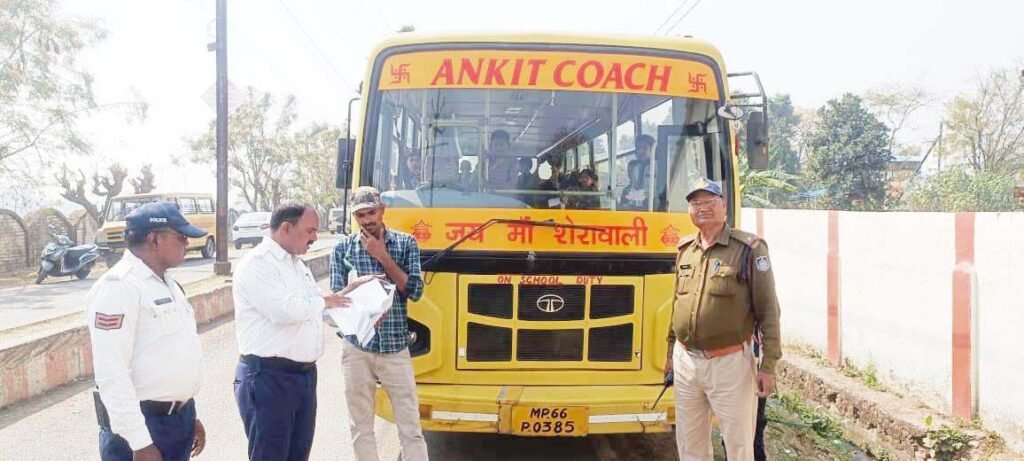 बिना परमिट चल रही 4 स्कूल वाहन जप्त, यातायात पुलिस की कार्रवाई