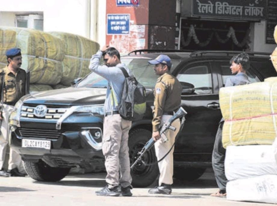 प्रधानमंत्री के काफिले की 4 स्पेशल कारों को देखने लगा हुजूम