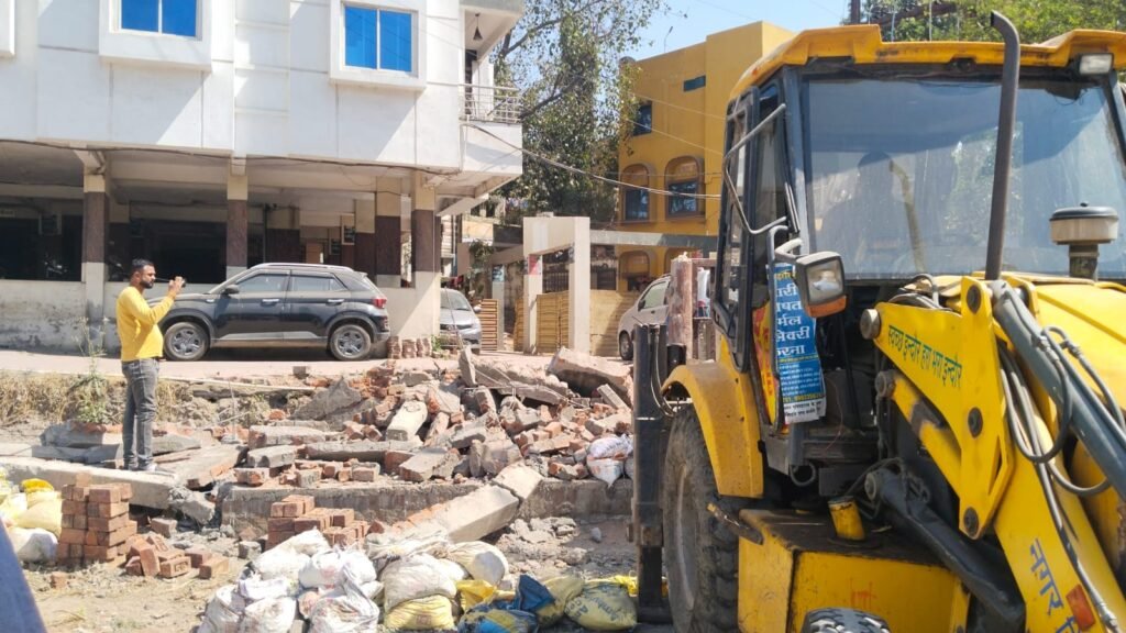 कान्ह नदी किनारे बना रहे थे अवैध दुकान