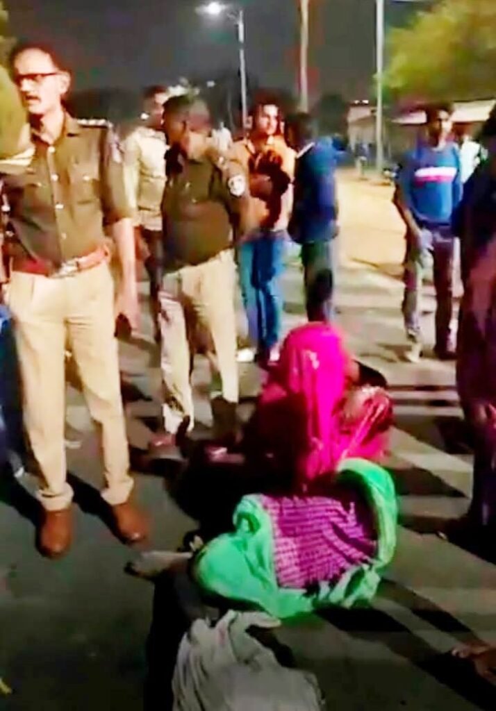 आरटीओ दफ्तर के सामने आधी रात तक चलता रहा चक्का जाम और हंगामा