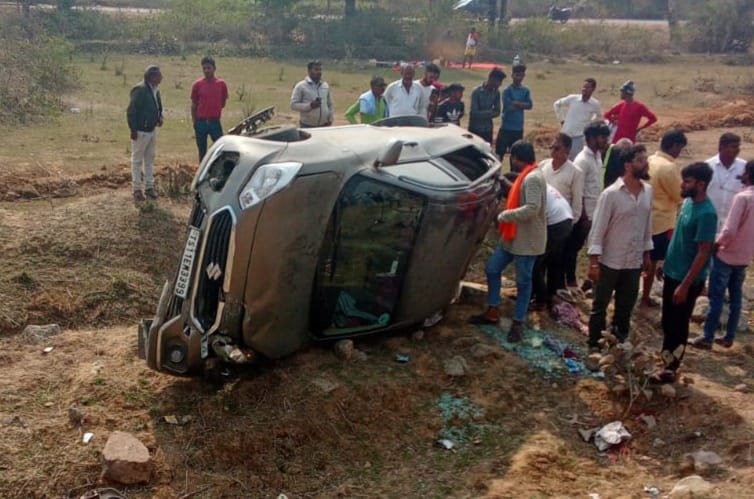 मैहर सड़क हादसे गहरे गड्ढे में कार पलटी 11 माह के मासूम की मौत, 4 घायल