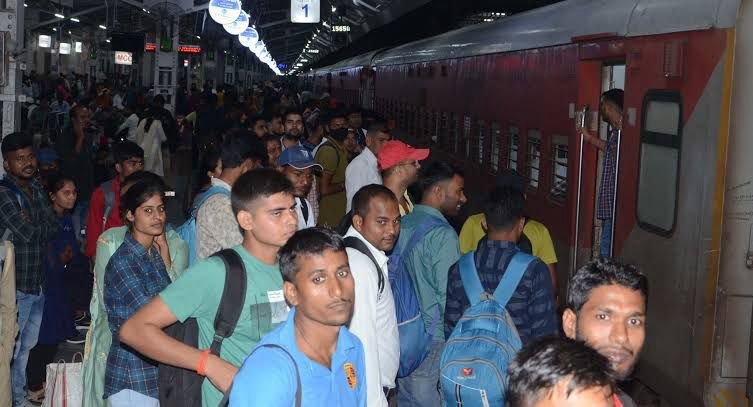 स्पेशल ट्रेन से श्रद्धालुओं को किया रवाना