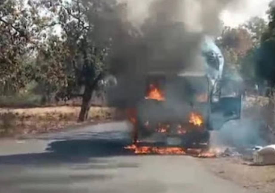 चलते ट्रक में अचानक लगी आग