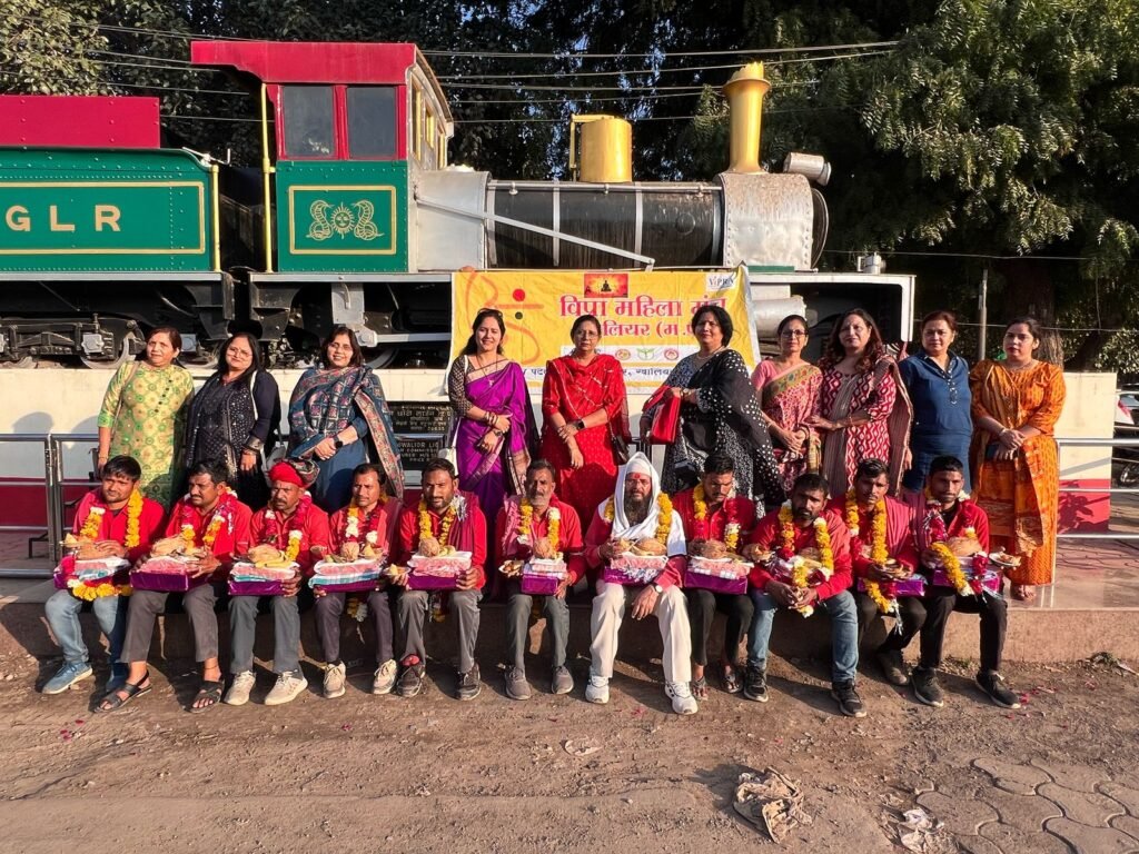 महाकुंभ यात्रियों की सेवा में जुटे कर्मयोगी कुली हुए सम्मानित