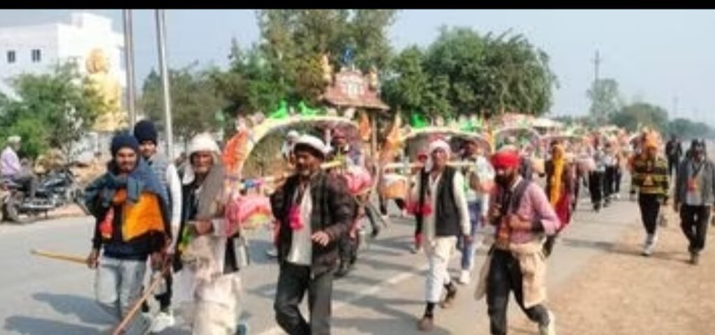 श्रृंगीरामपुर से कांवर में गंगाजल भरकर ला रहे कांवरिया