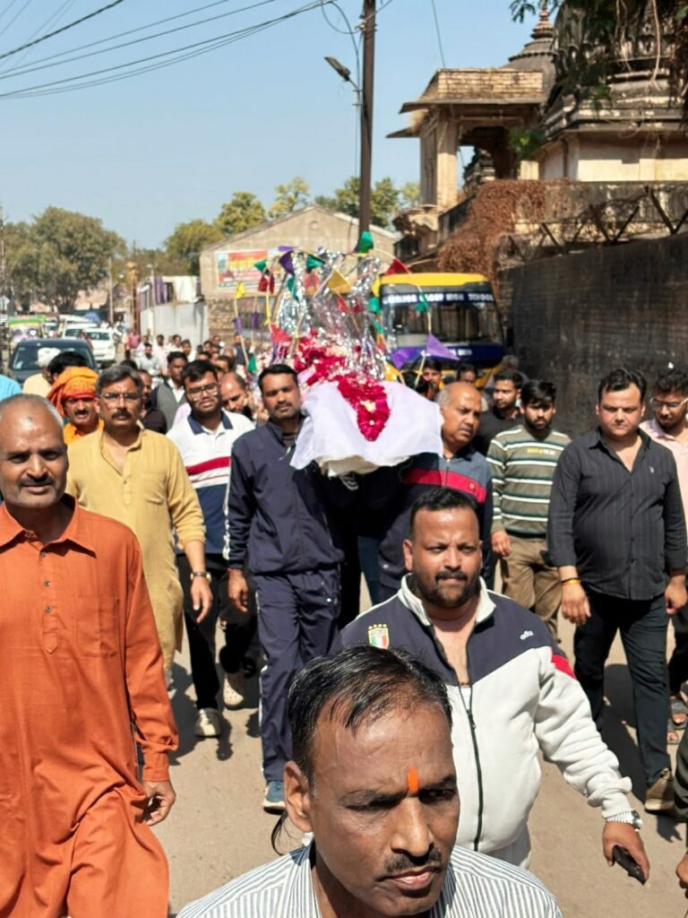 श्री गरगज हनुमान मंदिर के महंत को दी भावभीनी विदाई