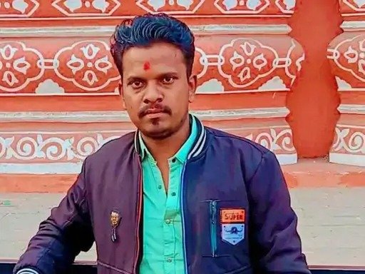 बाइक सवार युवक की डिवाइडर से टकराकर मौत