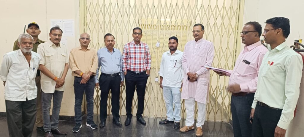 कलेक्टर ने किया स्ट्रांग रूम का निरीक्षण