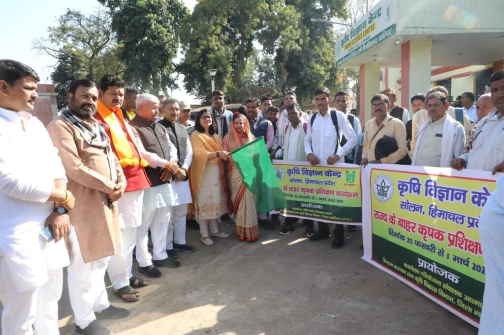 ग्वालियर के किसानों का 30 सदस्यीय दल हिमाचल प्रदेश के भ्रमण के लिये रवाना