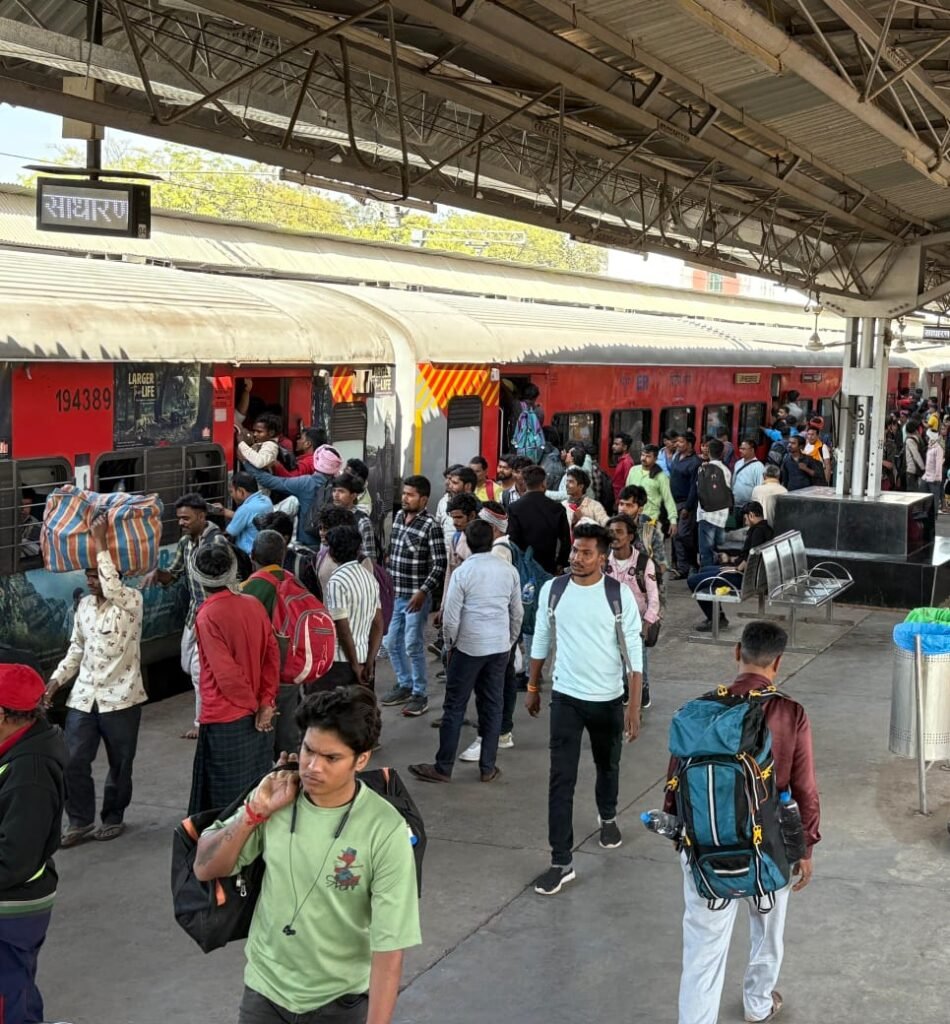 ट्रेनों में घुसने के लिए करना पड़ा संघर्ष