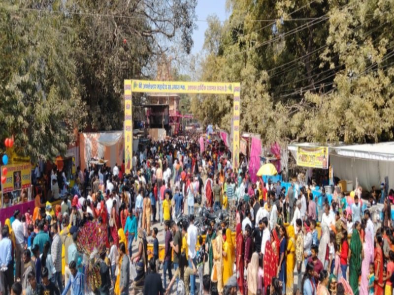 मध्य रात्रि को शिवालयों के द्वार खुलते ही उमड़ी भक्तों की भीड़