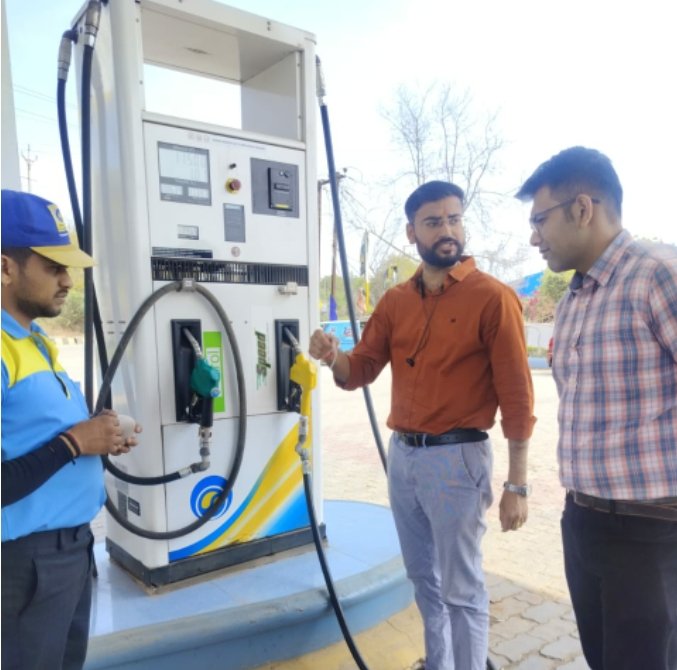 ग्वालियर के पेट्रोल पंपों पर की जा रही डीजल और पेट्रोल की गुणवत्ता की जाँच