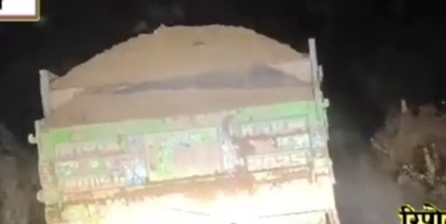 फॉरेस्ट ने रेत से भरी दो ट्रैक्टर ट्रॉलियों को पकड़ा