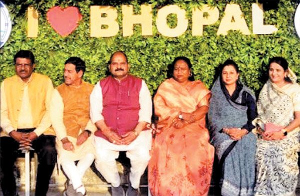 ग्रीनरी से बने बस स्टॉप का लोकार्पण