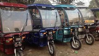 दो ई रिक्शा ले उड़े