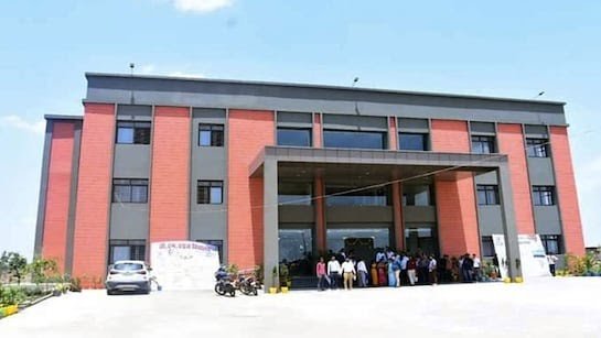 स्कूल की याद ताजा करने के लिए मंत्री ने दोस्तों के साथ लगाई उठक-बैठक