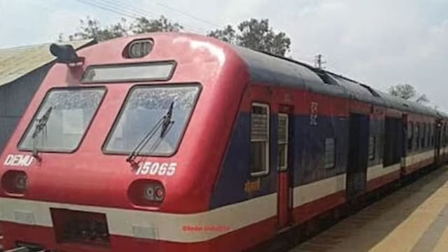 डेमू के आगे कूदकर महिला ने दी जान