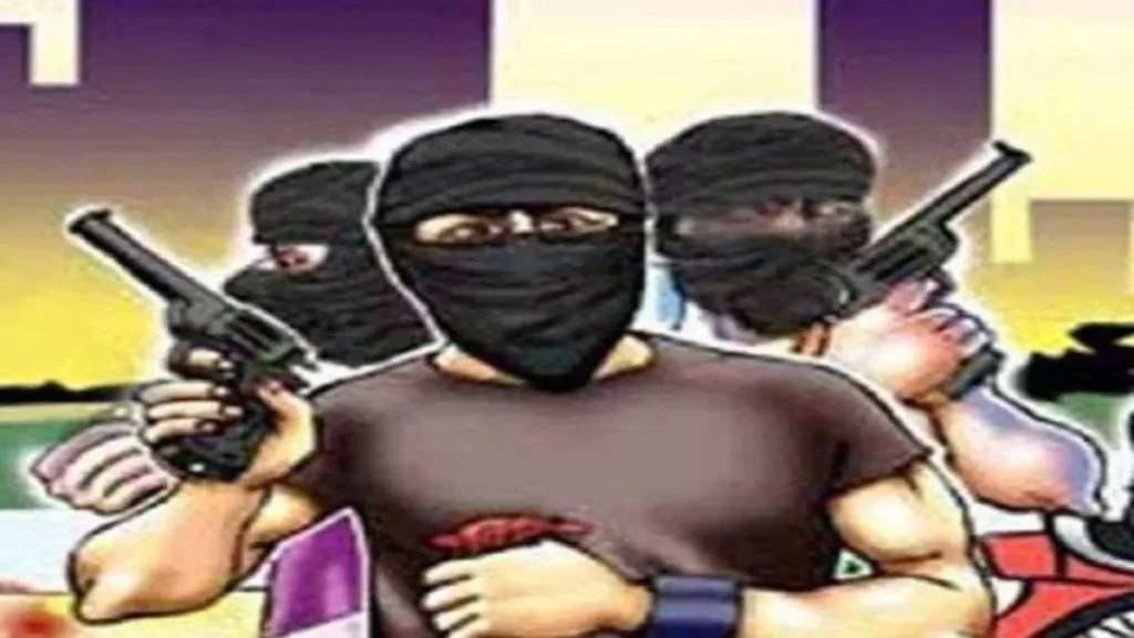 कुख्यात बदमाशों ने दो घरों में की बमबाजी, पथराव