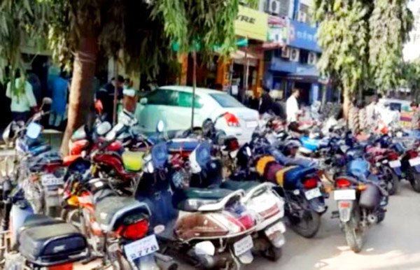 कोचिंग संस्थानों में पार्किंग की सुविधा नहीं सड़कों पर खड़े हो रहे वाहन