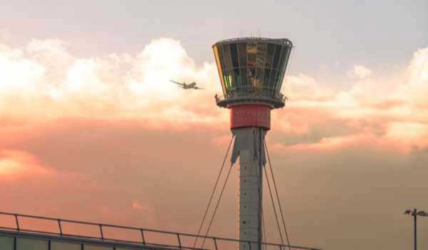 लंदन हीथ्रो एयरपोर्ट ने आग लगने के बाद कुछ उड़ानें फिर से शुरू की