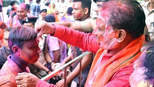 साय ने अपने गृह ग्राम में ग्रामीणों के साथ मनाया होली