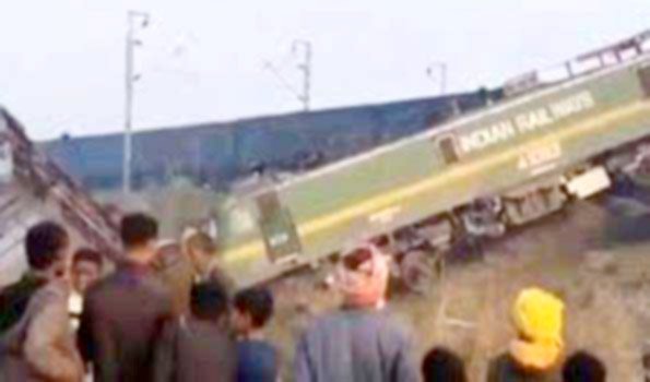 अमेठी में मालगाड़ी की टक्कर से कंटेनर के परखच्चे उड़े