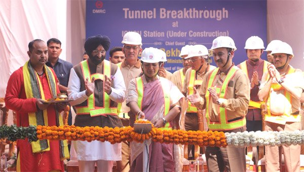 पंकज कुमार सिंह ने दिल्ली मेट्रो फेज-4 के निर्माण कार्य का लिया जायजा