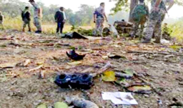 नक्सलियों ने किया आईईडी ब्लास्ट, जवान बाल-बाल बचे