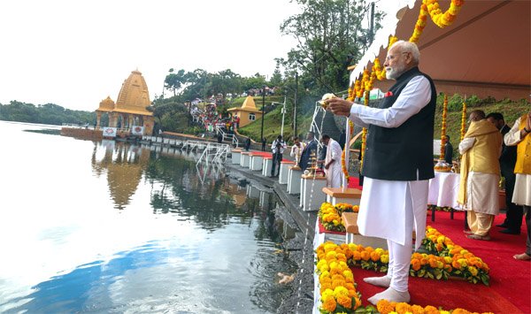 मोदी ने मॉरीशस में गंगा तालाब में पूजा अर्चना की, संगम का जल समर्पित किया