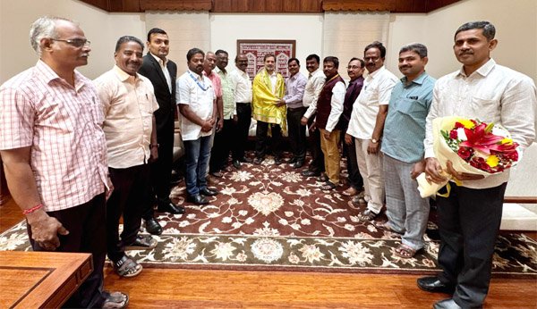 ओबीसी कर्मचारियों के प्रतिनिधिमंडल से मिले राहुल