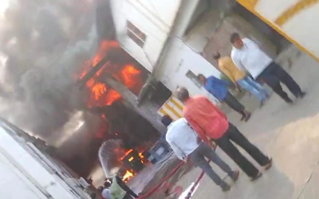 शॉर्ट सर्किट से लगी आग, 40,000 लीटर रखा है केमिकल