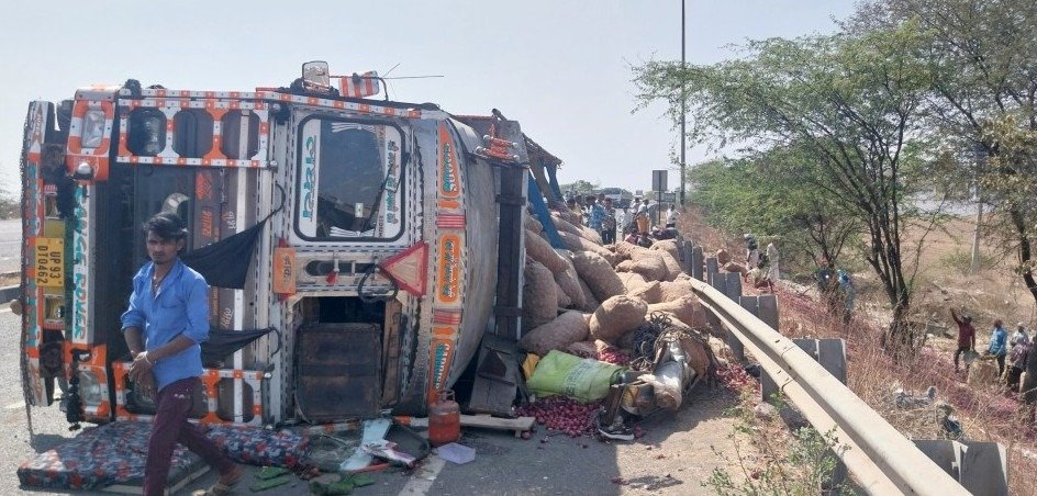 नेशनल हाईवे पर प्याज से भरा ट्रक पलटा, बडा हादसा टला