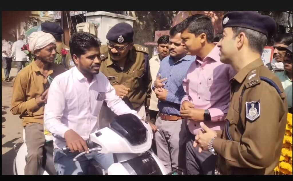 हेलमेट पहने लोगों को दिया गुलाब