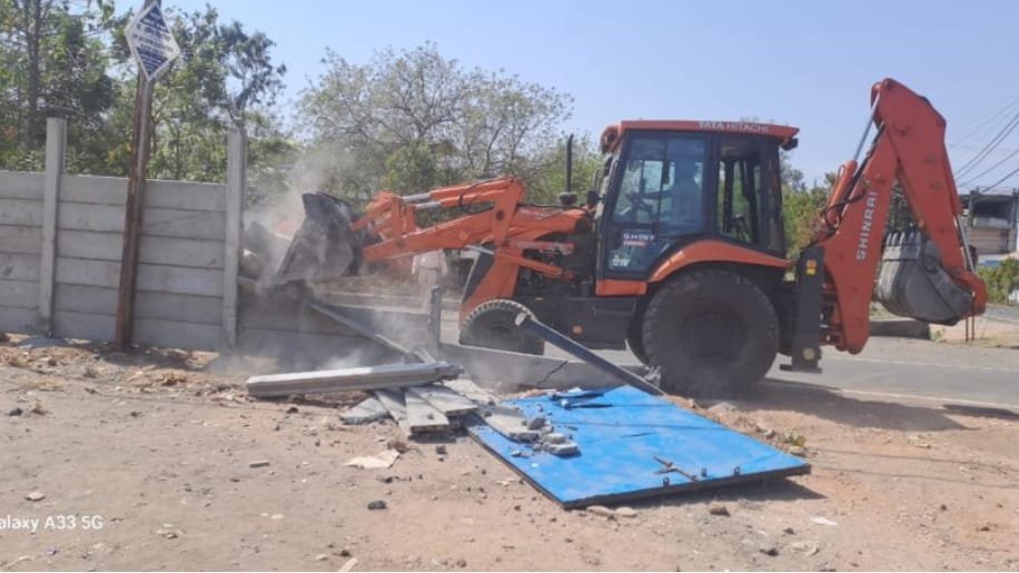 कैंट बोर्ड ने चलाया बुल्डोजर 