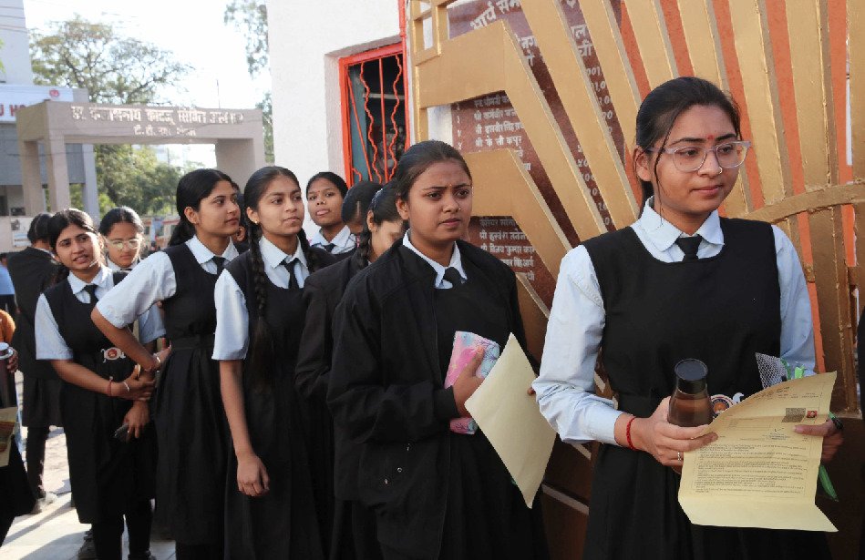 भौतिक शास्त्र, अर्थशास्त्र, एनिमल हस्बैण्डरी विषय की परीक्षा हुई