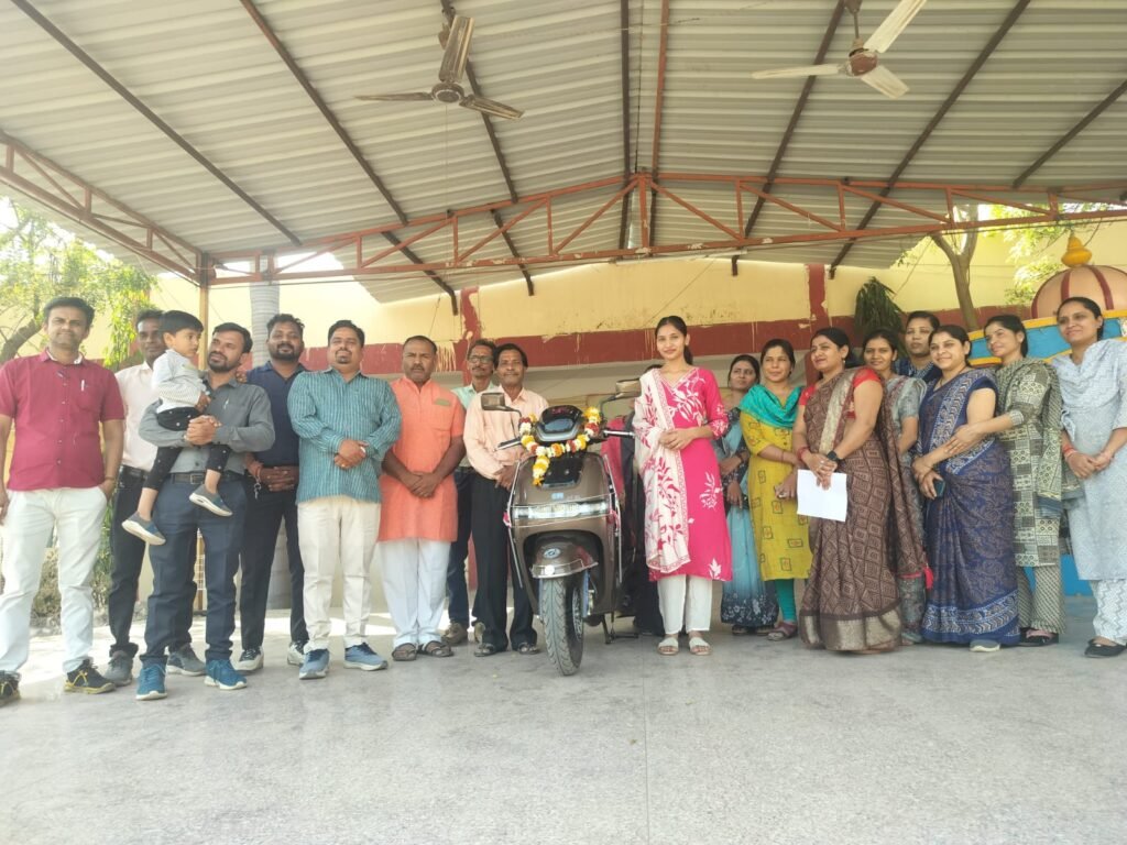 उर्वशी को मिली स्कूटी से मिलेगी प्रेरणा