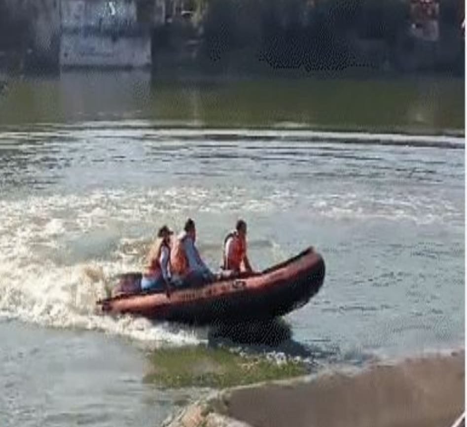 तालाब में डूबे पवन का शव भी मिला 