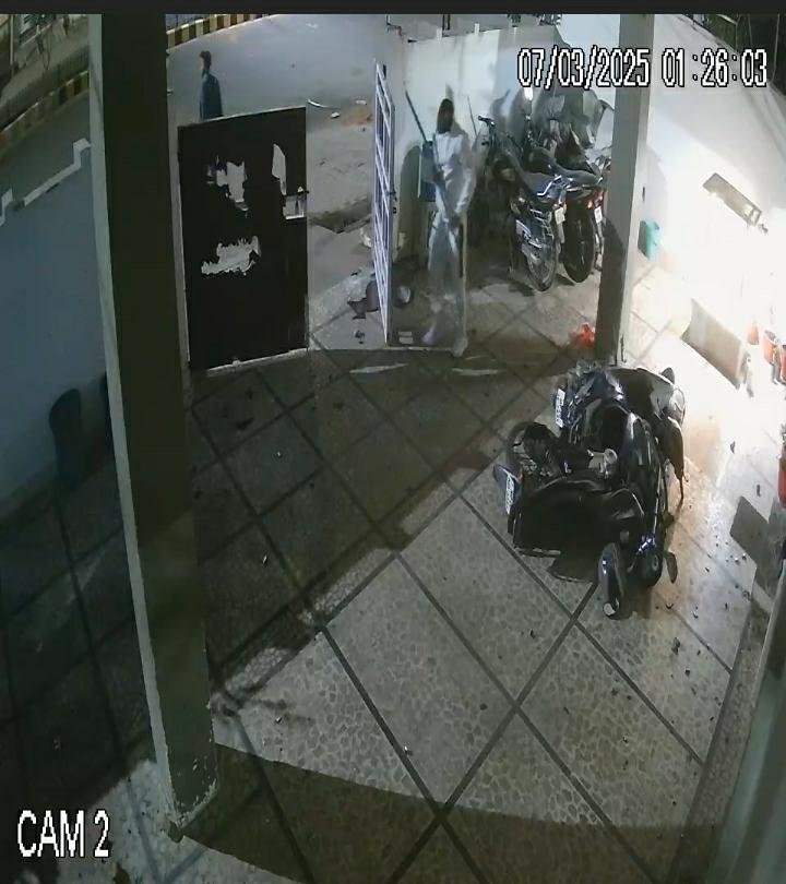 गोली चलाने वाले के घर में तोड़फोड़, बुजुर्ग की संदिग्ध मौत