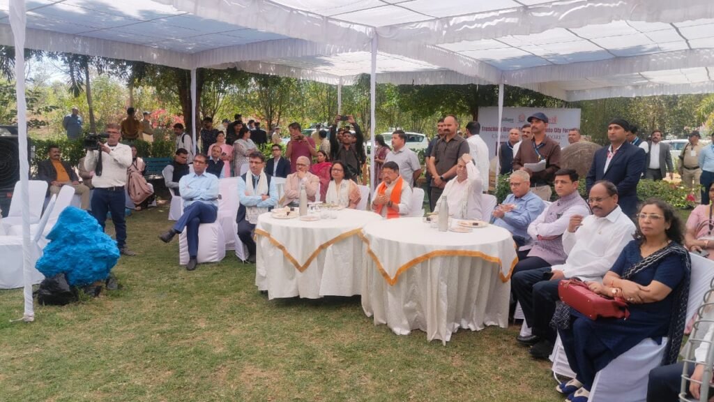 जहां थे कचरे के ढेर – वहां वित्त आयोग के सदस्यों ने नाश्ते और चाय का लुफ्त लिया