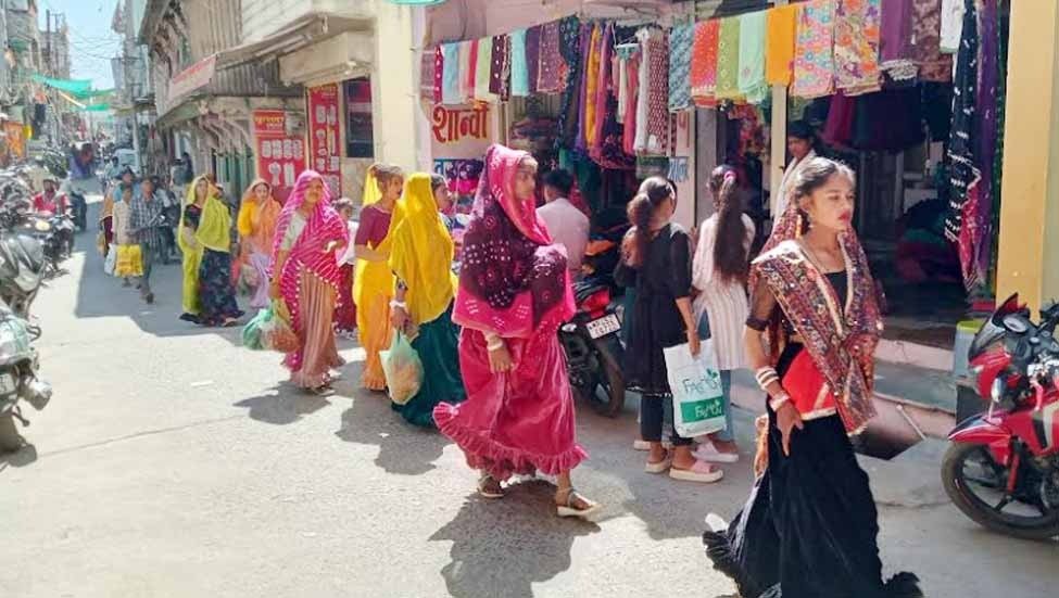 झाबुआ में दिख रहीं भगोरिया हाट की झलक